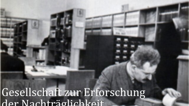 Gelehrter bei der Arbeit im Archiv