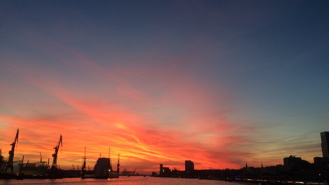 Hamburger Hafen im Abendrot