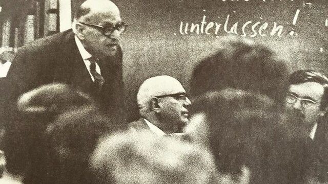 Vorlesung mit Tafelaufschrift „Bitte Rauchen unterlassen!"